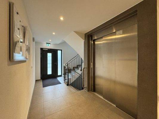 Hauseingang mit Aufzug