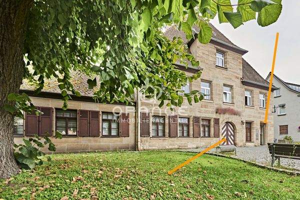 Links der Haupteingang, rechts der ehemalige Automatenraum