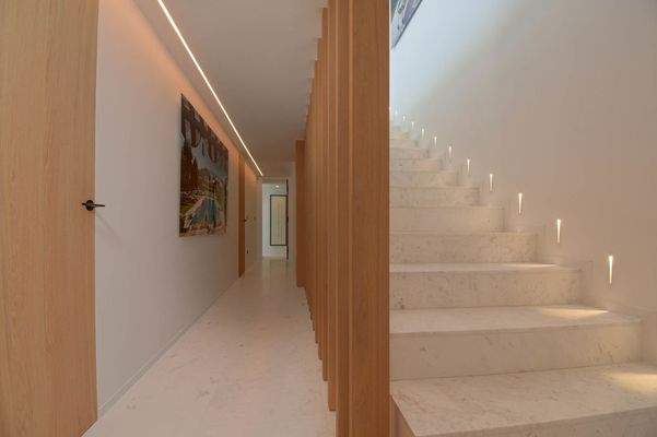 Marmortreppe mit Leuchtelementen