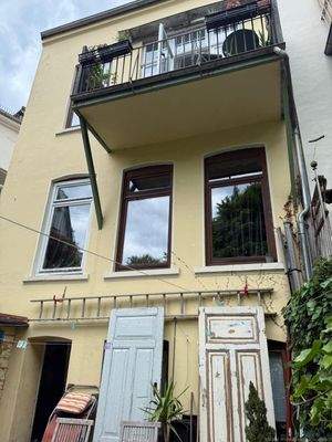 Gartenansicht Haus mit Balkon