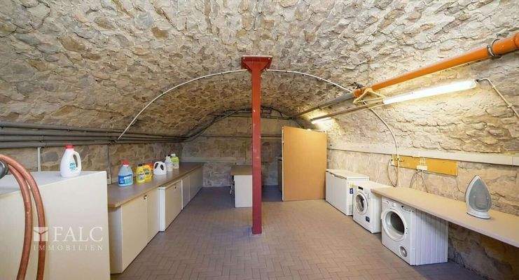 Waschküche mit Stauraum