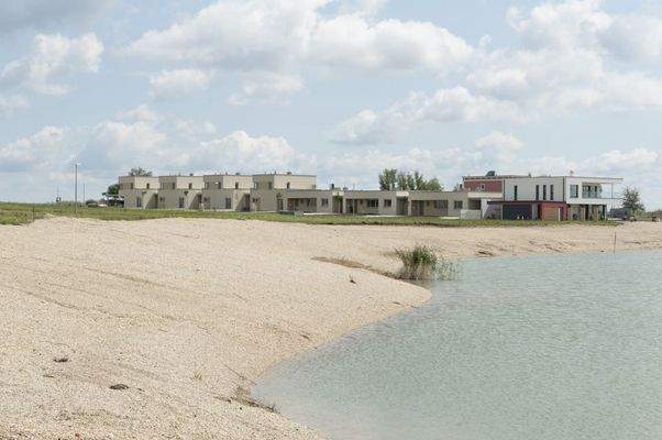 Parndorf_Seeres._Vorderansicht_mit See