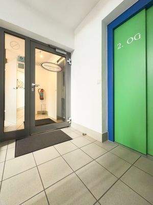 Treppenhaus mit Aufzug 2. OG