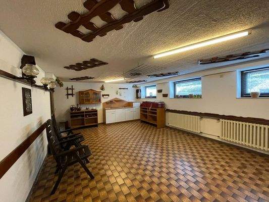 weiterer großer Raum im Untergeschoss