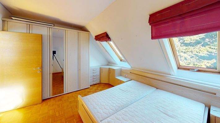 Charmante 3-Zimmer-Dachgeschosswohnung mit Terrasse, Aussicht & Garage – Silandro mansarda con terrazza e garage – attic apartment with terrace, view & garage in central location.