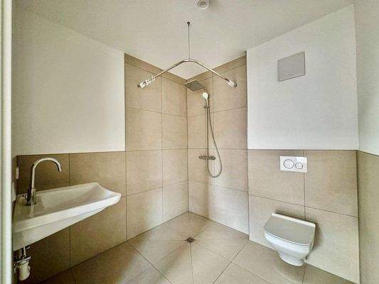 Schönes BAD mit bod.eb. Dusche