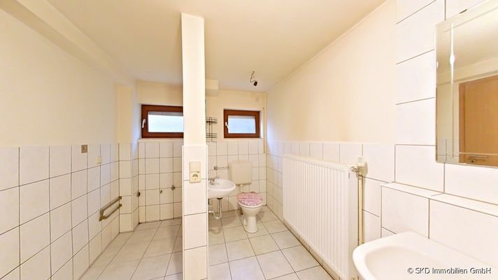 EG I Viel Platz im Badezimmer ...
