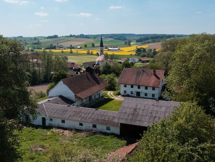 GROßZÜGIGER 3-SEITHOF - HOFSTELLE IM GEMEINDEGEBIET VON EGGLHAM - LANDKREIS ROTTAL-INN – NIEDERBAYERN – BAYERN – ACKER KAUFEN – ACKER VERKAUFEN