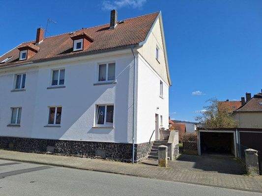 Strassenansicht mit Garage