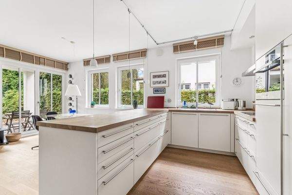 Koch- und Wohnbereich verschmelzen zu einem modernen Lebensmittelpunkt