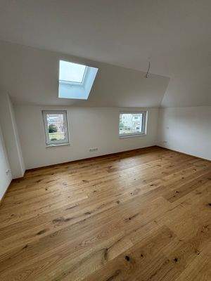 Helles Zimmer mit Dachfenster