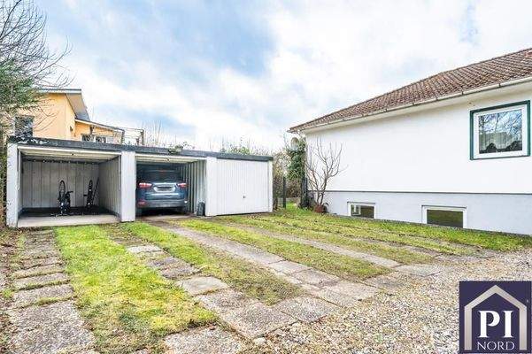 Drei Garagen vor dem Haus