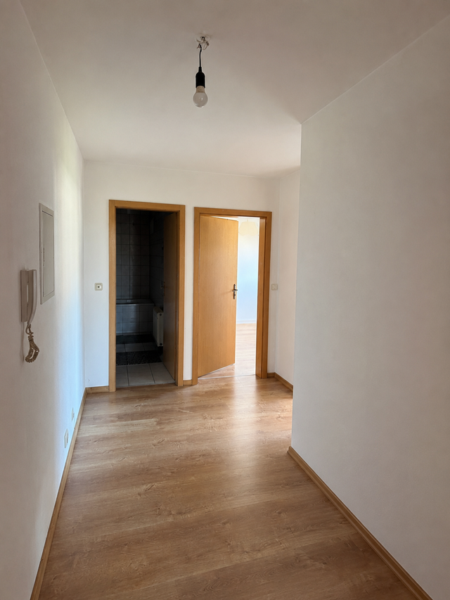 Renovierte 2-Zimmer-Dachgeschosswohnung mit Einbauküche in ruhiger Lage von Schmölln - Photo 5