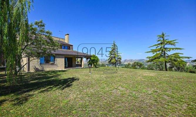 Elegante Villa mit Meerblick in der bezaubernden Hügellandschaft der Marken