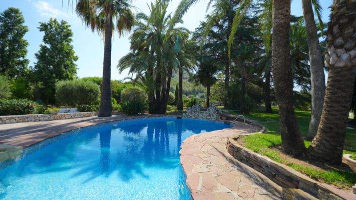 Schwimmbad mit Wasserfall