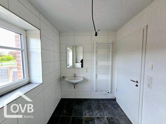 Badezimmer mit ebenerdiger Dusche