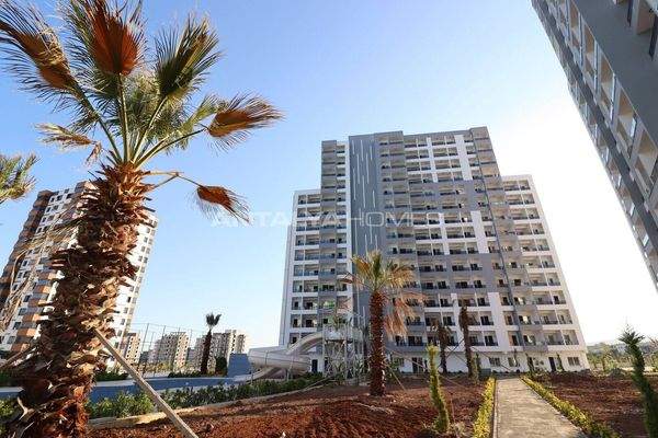 Modern Flats Rich Featured Complex Close to the Sea in Mersin