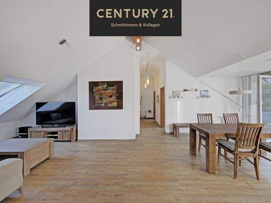 großzügiges Wohn- und Esszimmer mit Zugang zum Balkon