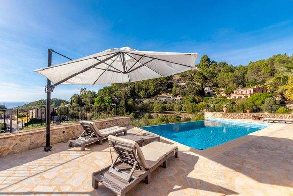 Große Naturstein Sonnenterrasse