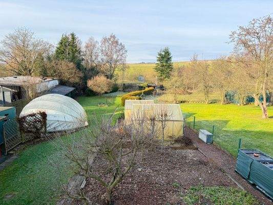 Gartenansicht mit Pool unter der Kuppel