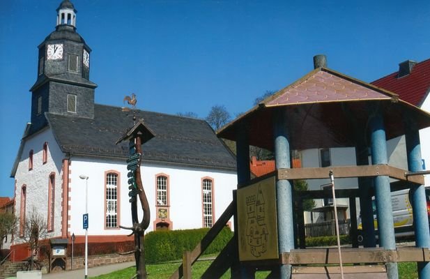 Kirche und Kinderspielplatz