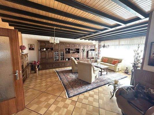 großes Wohnzimmer mit Kaminecke (53 qm)