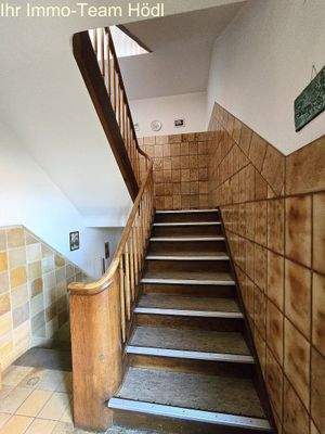 Charmante Holztreppe mit Charakter - Verbindet Etagen mit elegantem Vintage-Design