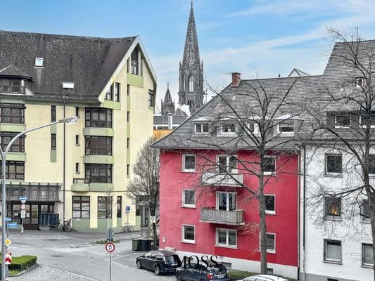 Außenansicht mit Münster im Hintergrund