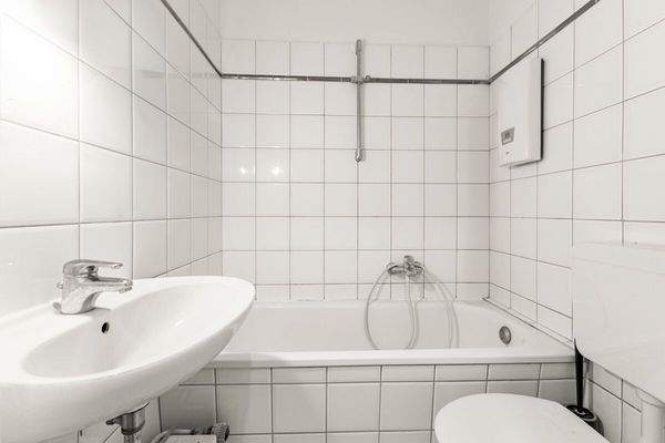 Zeitloses Badezimmer mit Duschwanne