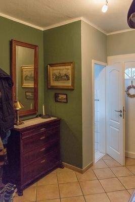 Kleine Eingangsdiele mit WC 1