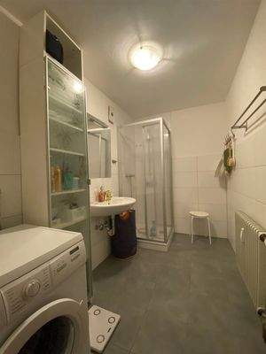 Das innenliegende Bad mit Dusche