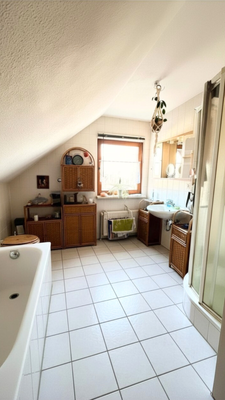 Wanne und Dusche im OG