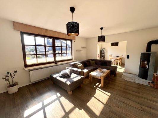 Großes Wohnzimmer mit Kaminofen