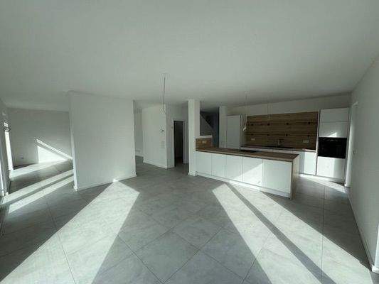 Blick vom Esszimmer zur offenen Küche 