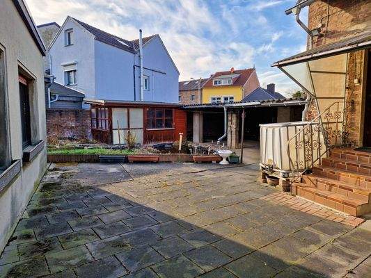 Innenhof mit Blick zum Teich