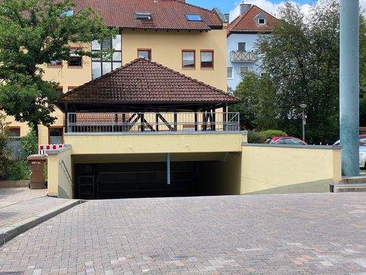 Tiefgarageneinfahrt