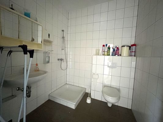 Damen - WC mit Dusche