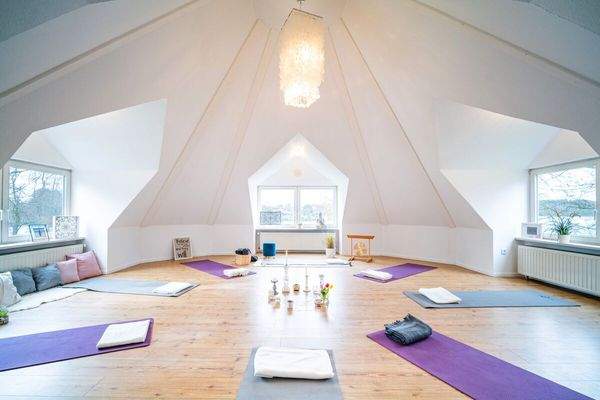 Offener Wohnraum mit Platz für Yoga und Ruhe