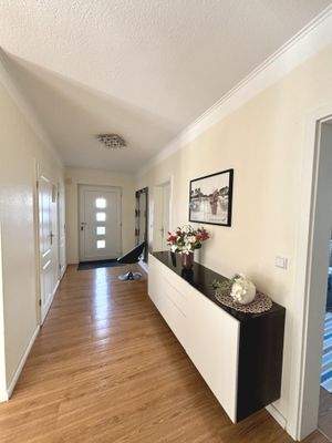 Flur mit Blick auf die Eingangstür