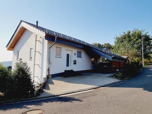 Hauseingang mit Carport