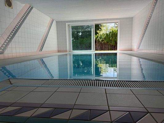 Pool mit Zugang in den Garten