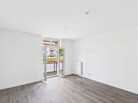 Heller Wohnbereich mit Zugang zum Balkon