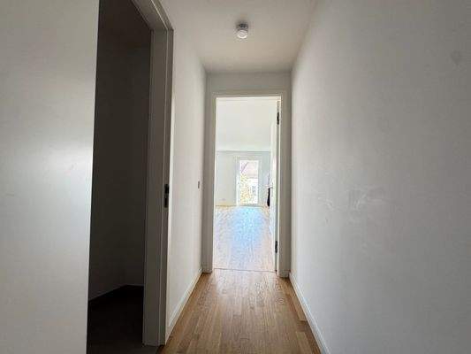 Heller Flur mit Holzboden