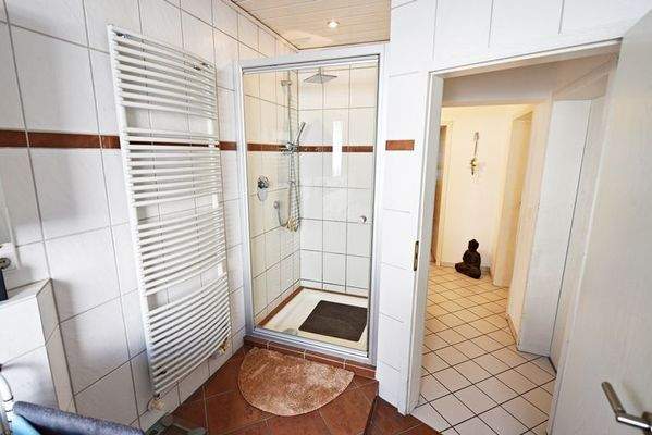 ... mit Badewanne und Dusche im Erdgeschoss