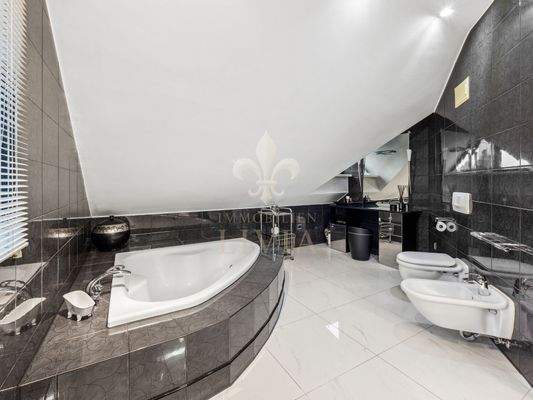 Badezimmer mit Eckbadewanne