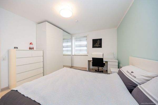 Erdgeschosseinheit: freundliches Schlafzimmer