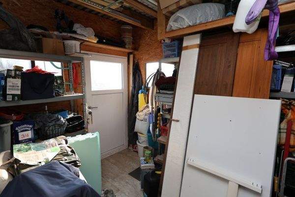 Werkstatt Blick zum Gartenausgang (Zugang auch über das linke Carport)