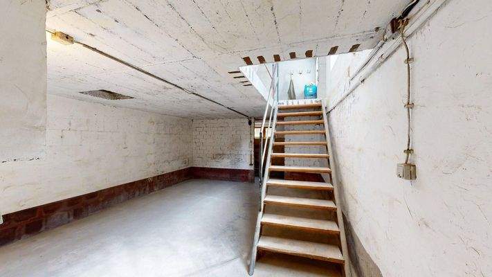 Keller_Zugang zu Raum hinter Doppelgarage