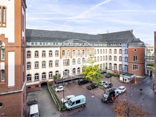 Innenhof mit Parkflächen