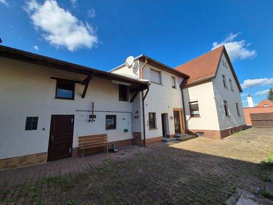 4. Hofansicht mit Waschküche und Schuppen